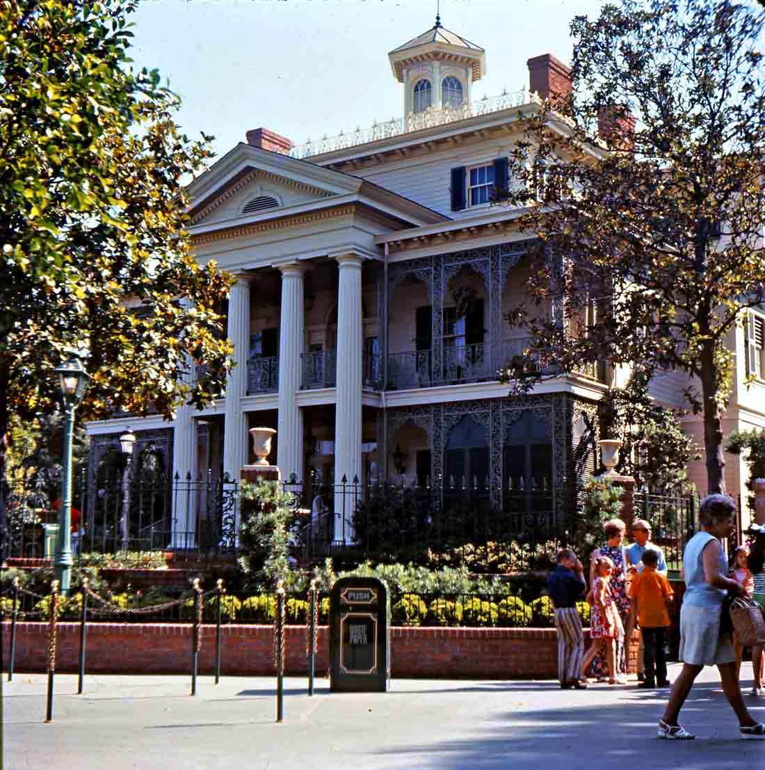 1970-haunted-mansion-gorillas-dont-blog
